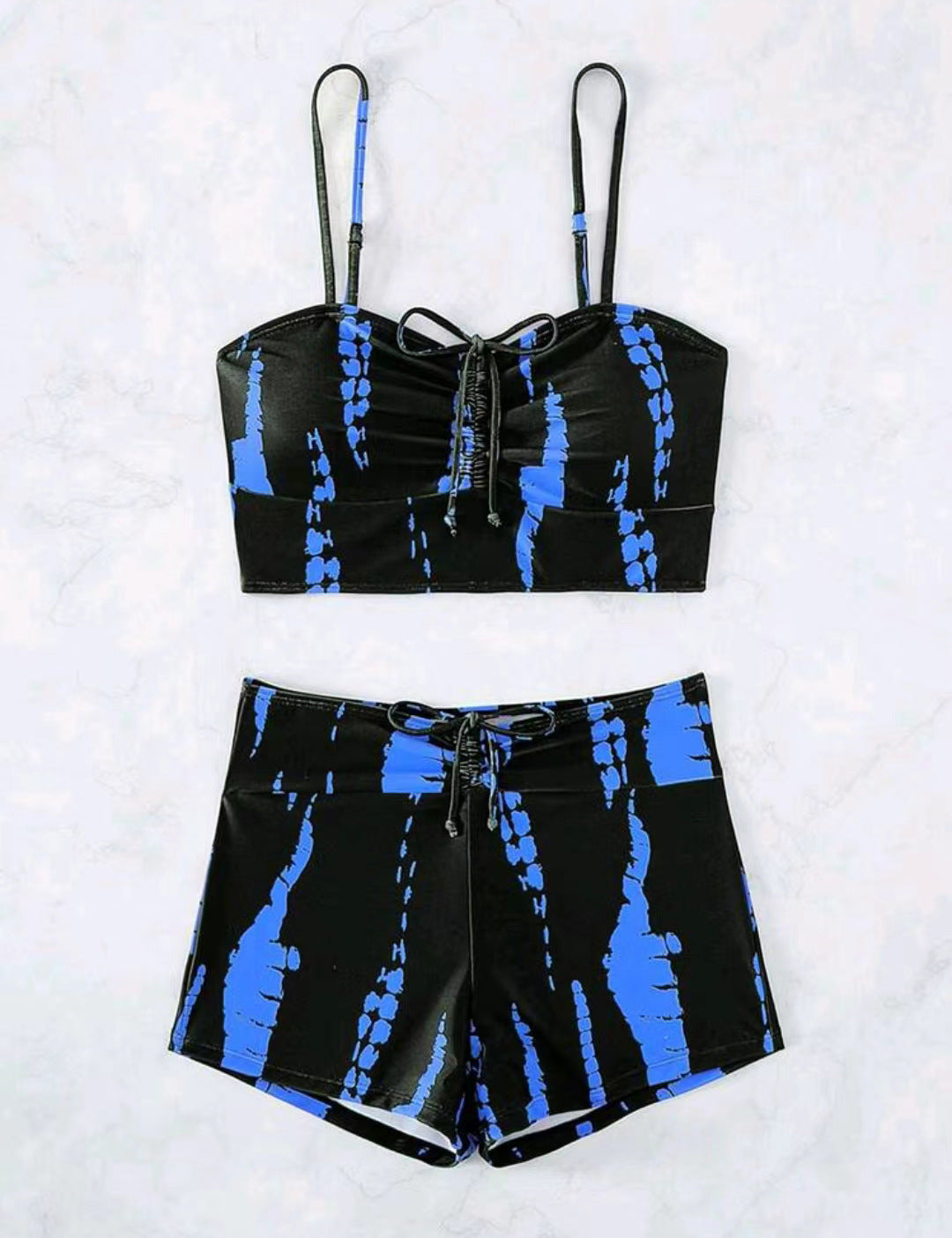Ensemble décontracté pour femme : Haut et short avec motif tie-dye contrastant par berg-feldt