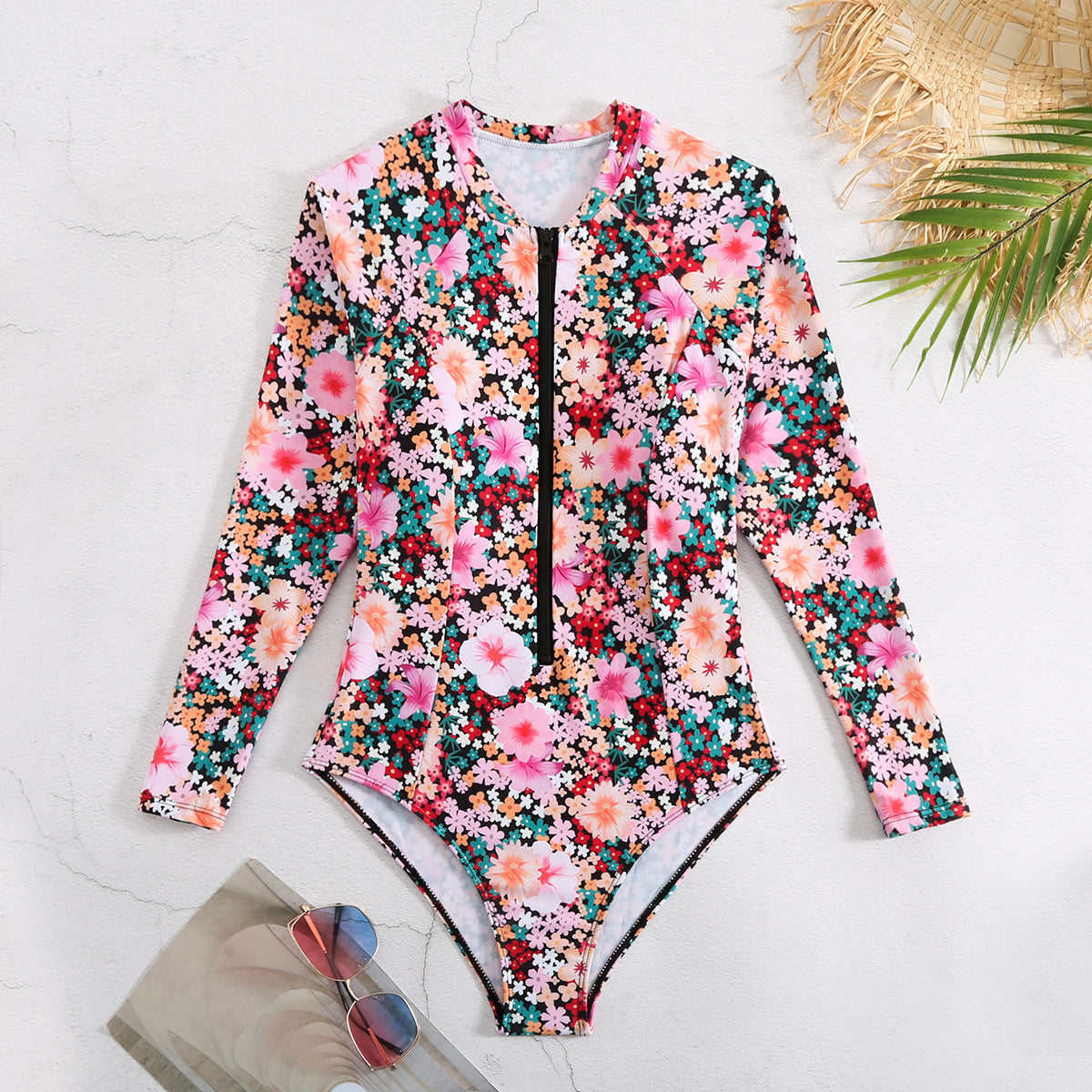 Badeanzug für Damen mit langem Arm, Blumenmuster und modernem Reißverschluss von berg-feldt