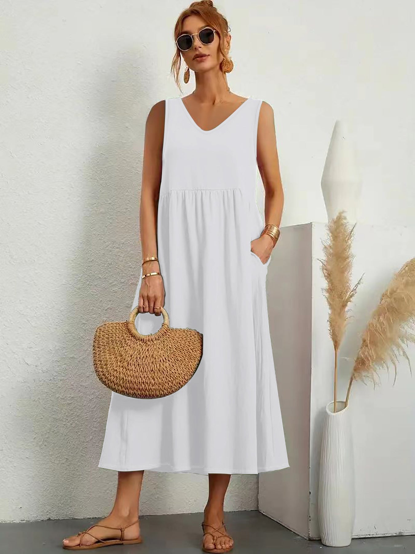 Elegantes, einfarbiges, ärmelloses Sommerkleid von Fudus mit Taschen und V-Ausschnitt