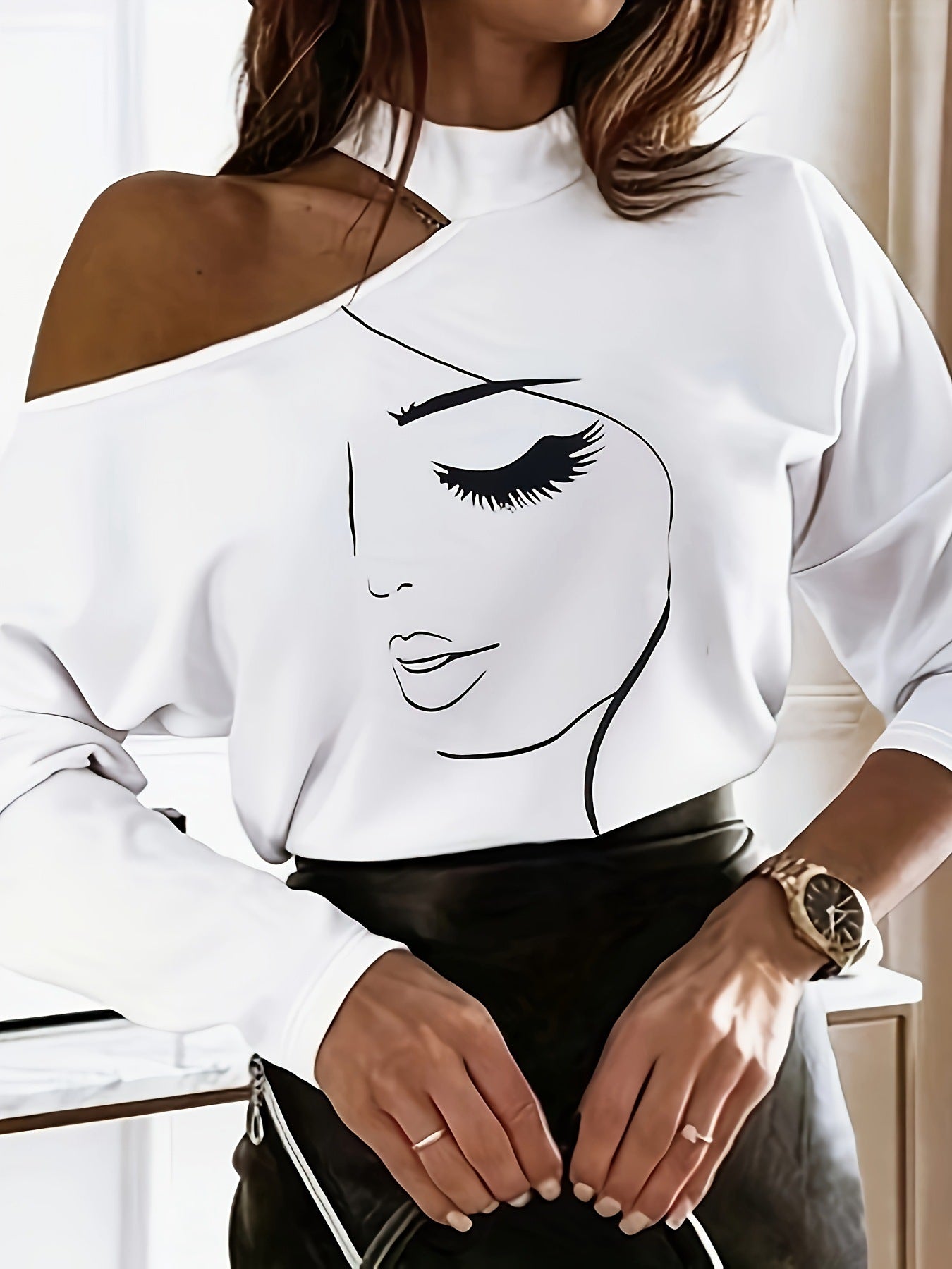 Kreatives Damen Top mit Off-Shoulder Ausschnitt und Berg-Feld Grafik