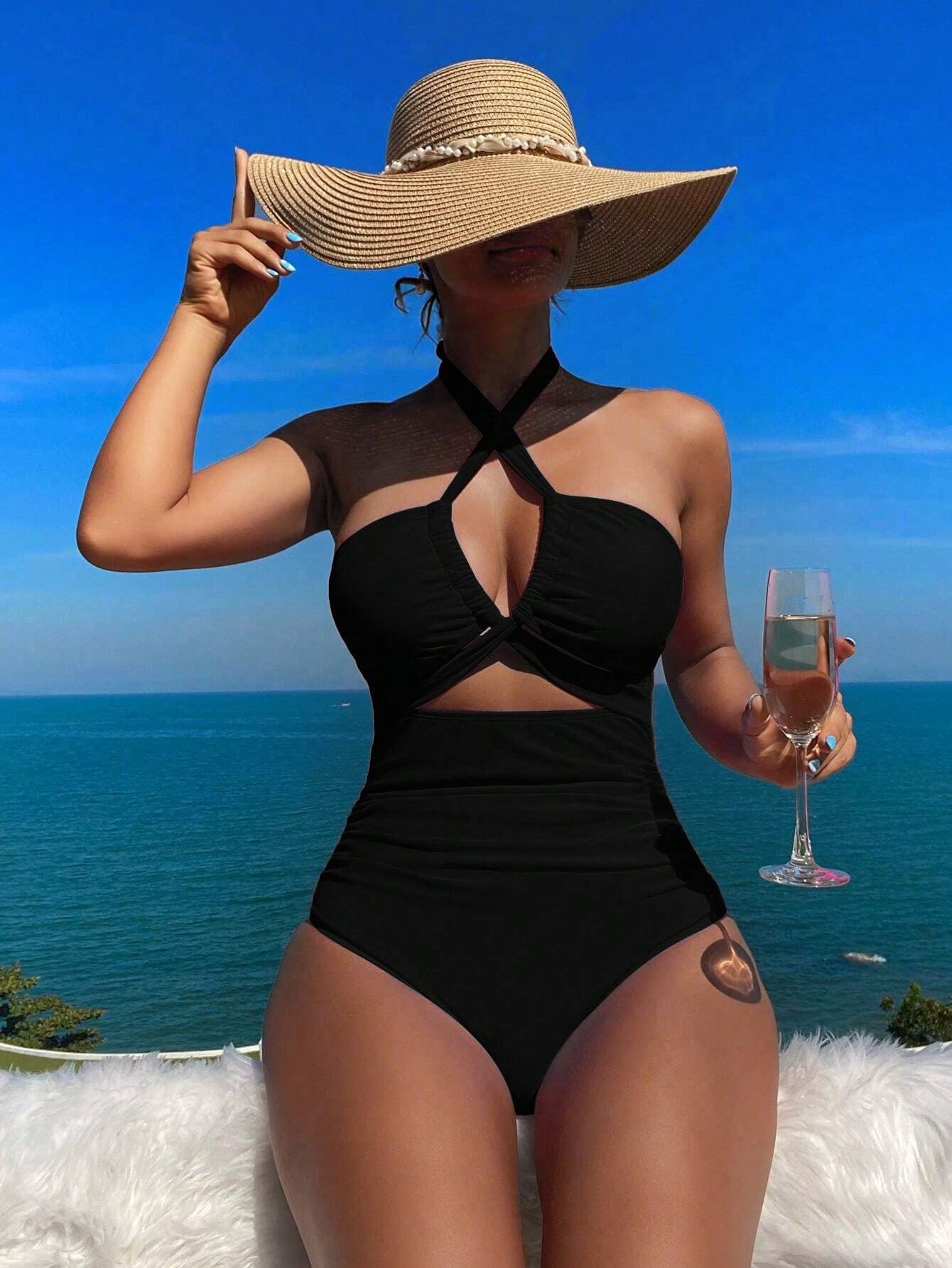 Maillot de bain moulant pour femme avec encolure tendance et matière élastique, par berg-feldt