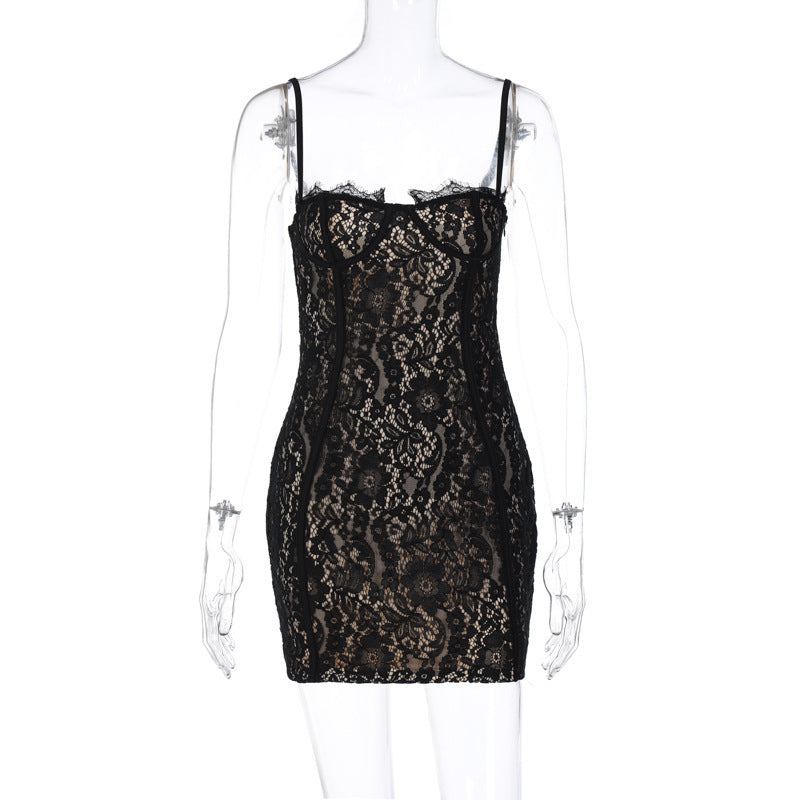 Elegante Spitzenkleid mit verführerischem Schnitt und raffinierten Details von berg-feldt