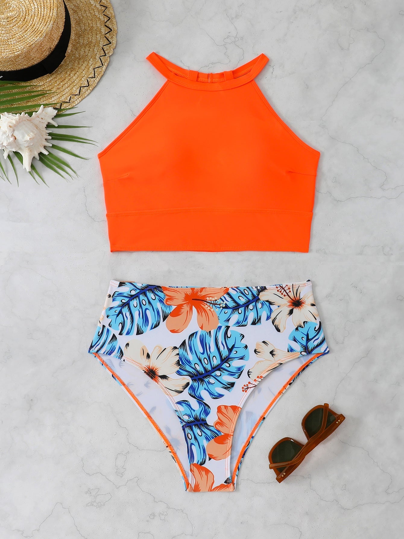 Sportlicher Damen-Bikini mit hochgeschlossenem Top und Blumenhose von berg-feldt