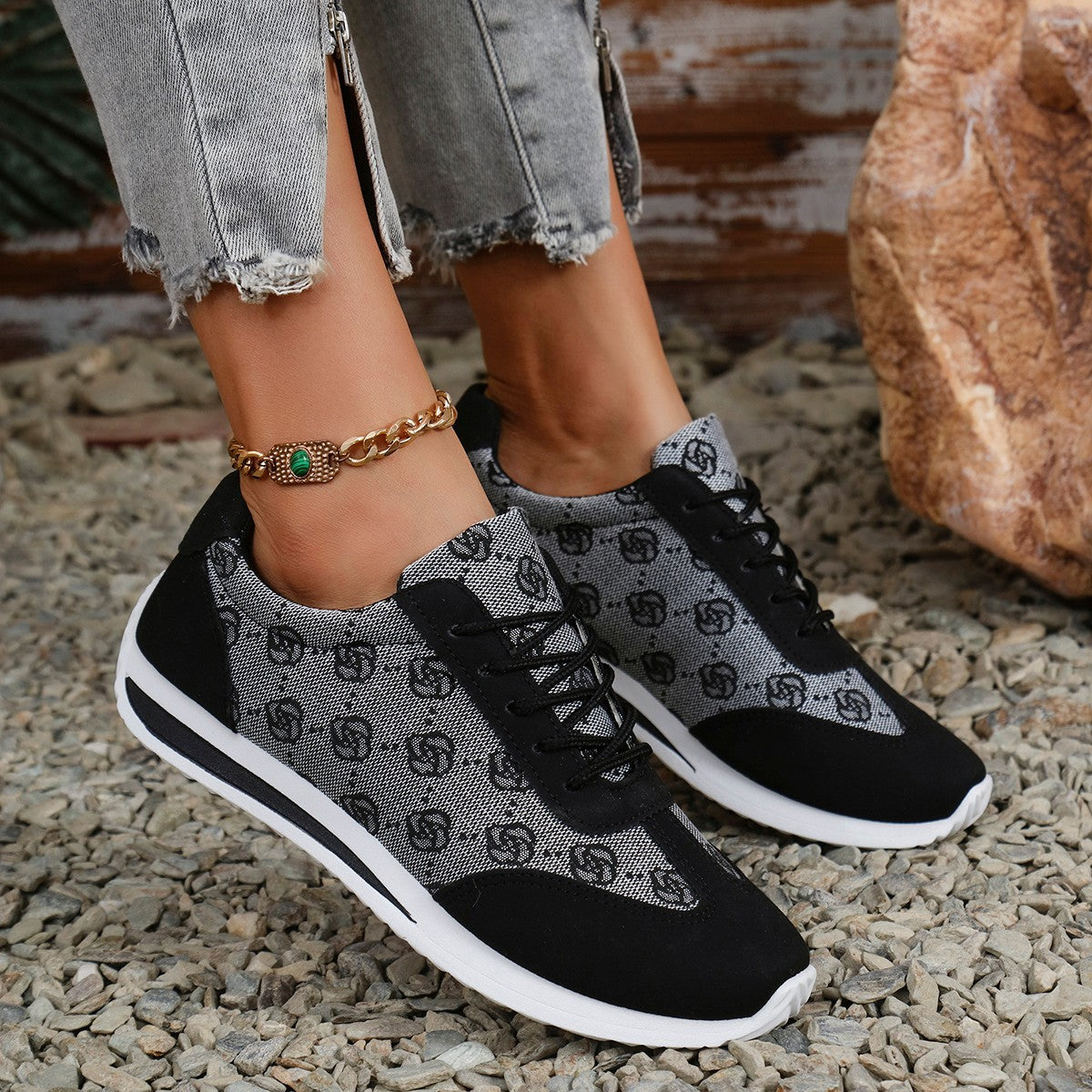 Sportliche Damenschuhe mit atmungsaktivem Obermaterial und bequemer Sohle von berg-feldt