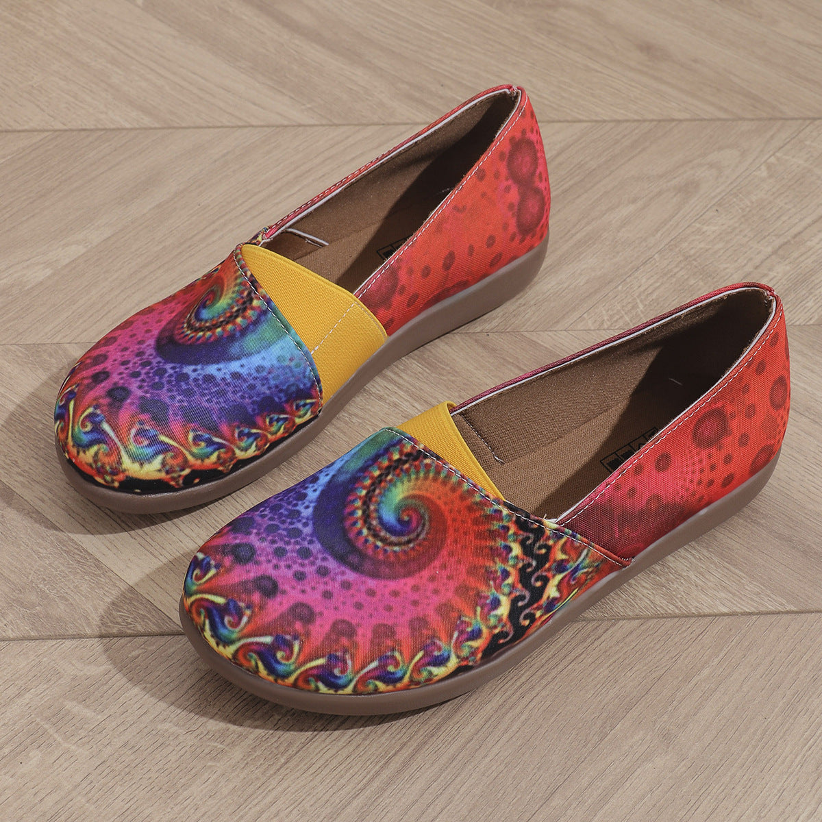 Bequeme Damen-Slipper mit farbenfrohem Spiralmuster und weicher, gepolsterter Innensohle von berg-feldt