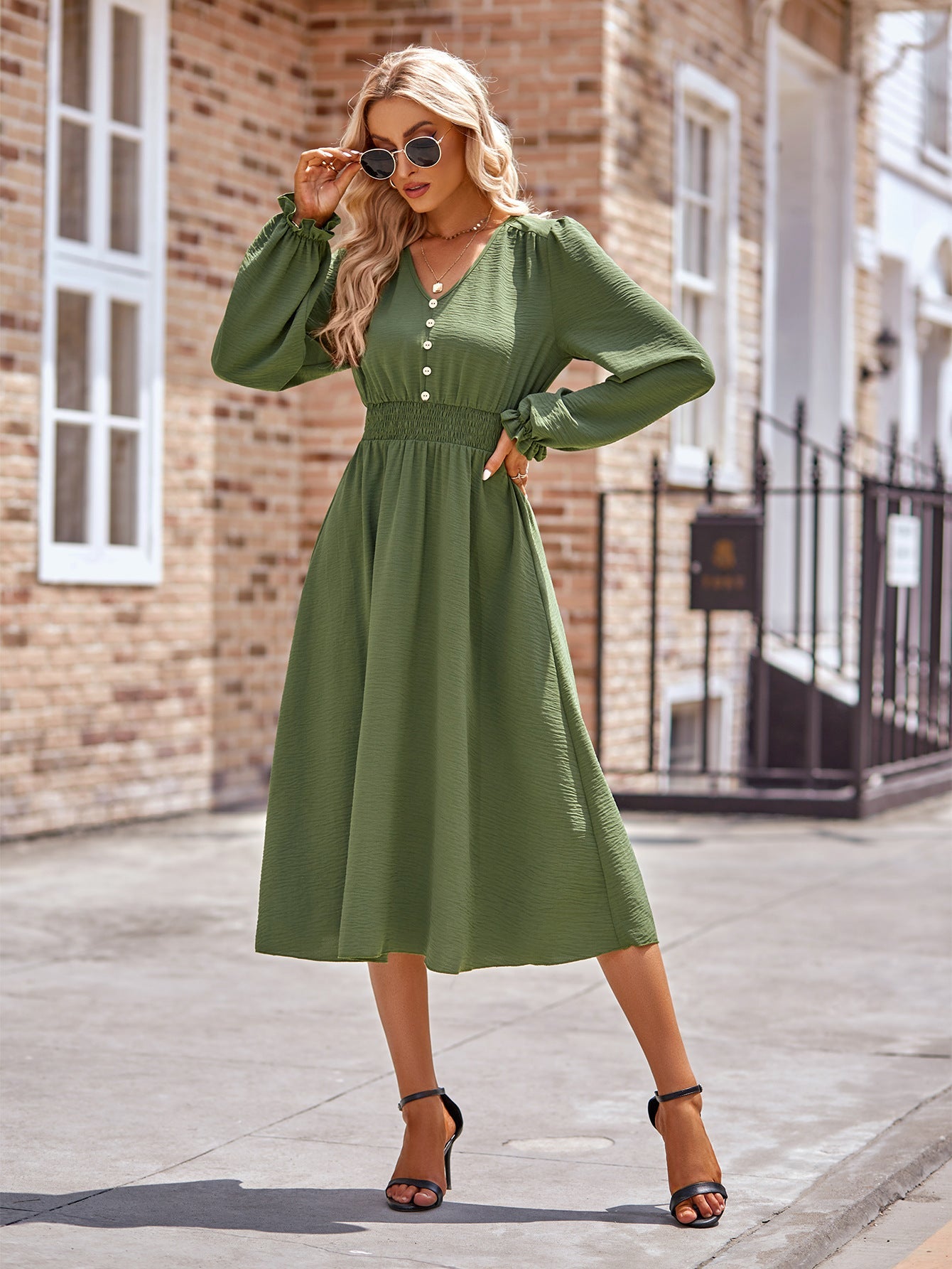 Wickelkleid für Damen mit geraffter Taille und Knöpfen von berg-feldt