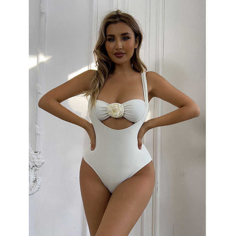 Badeanzug für Damen mit modischem Cut-out und Blumenapplikation berg-feldt