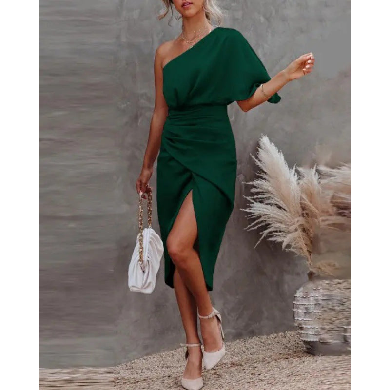 Wickel-Midikleid mit One-Shoulder-Ausschnitt, Seitenschlitz und Satin-Optik von berg-feldt