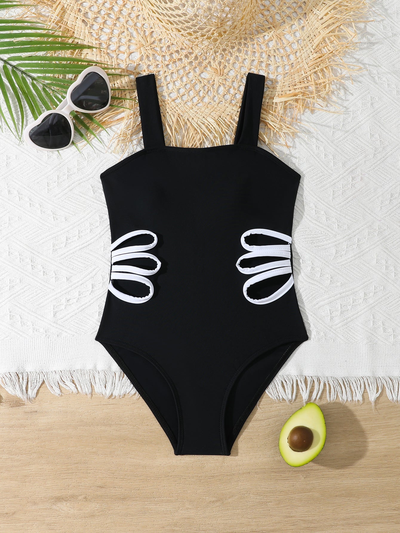 Badeanzug für Damen mit modischem Cut-out und breiten Trägern von berg-feldt