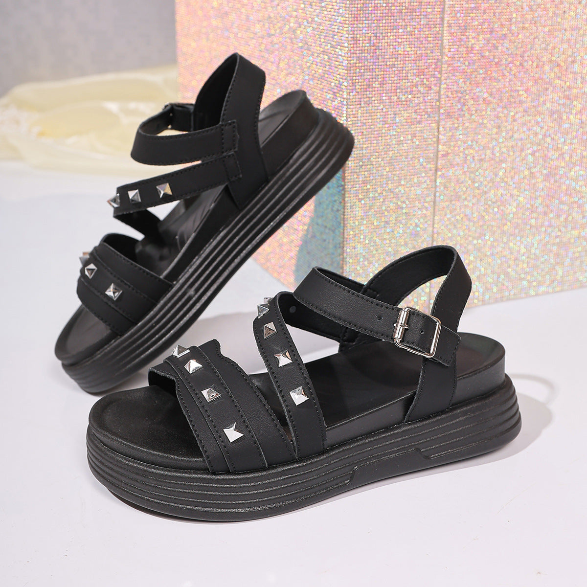 Bequeme Damen-Sandalen mit modischen Nieten und verstellbarem Riemen von berg-feldt