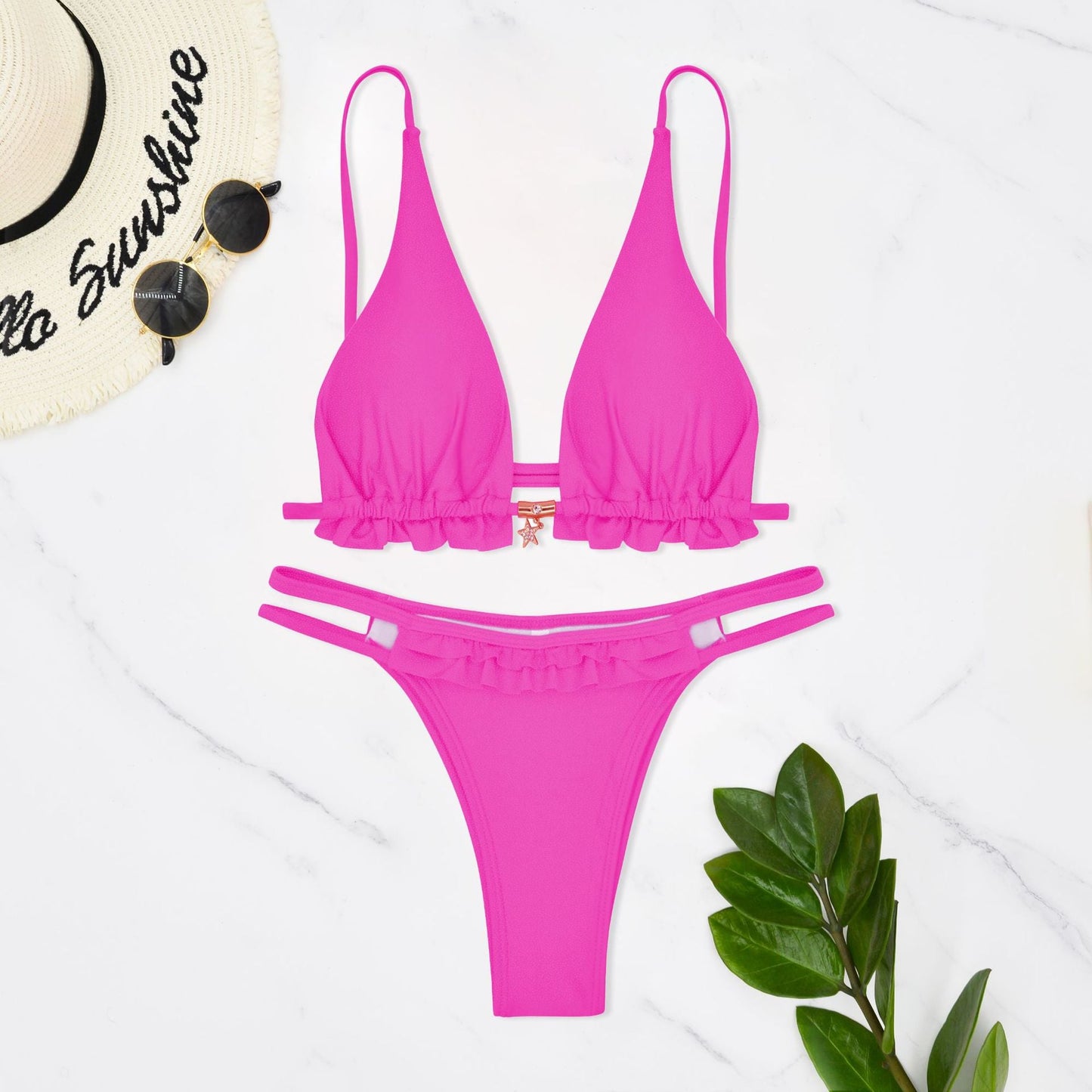 Zweiteiliger Damen-Bikini mit Rüschen, verstellbaren Trägern und goldenen Akzenten von berg-feldt