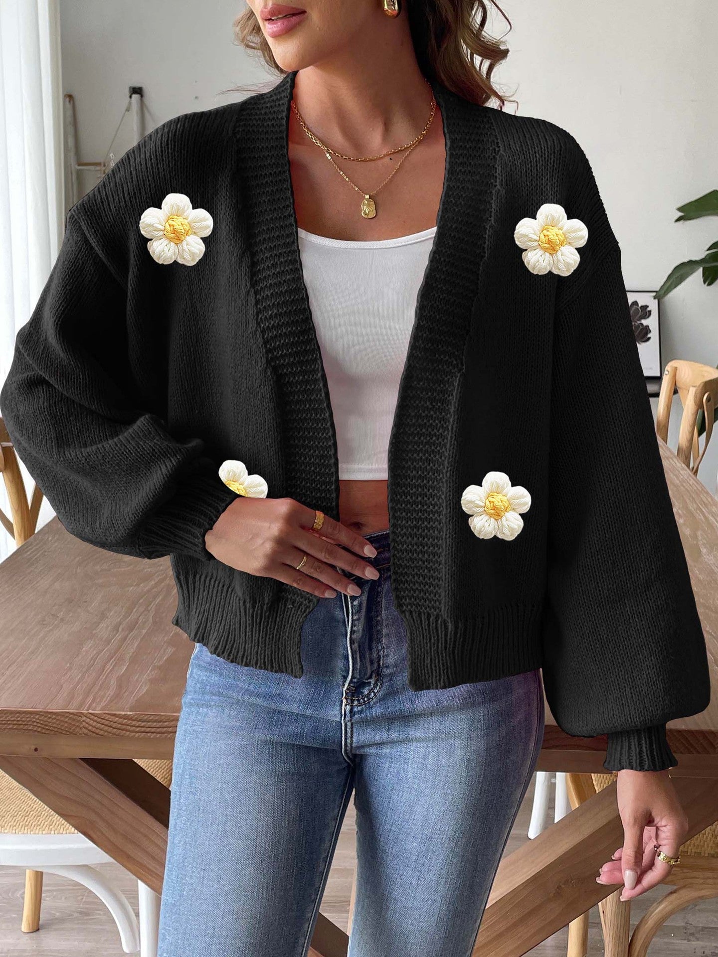 Kurzer Damen-Strickcardigan mit Blumenapplikationen von berg-feldt