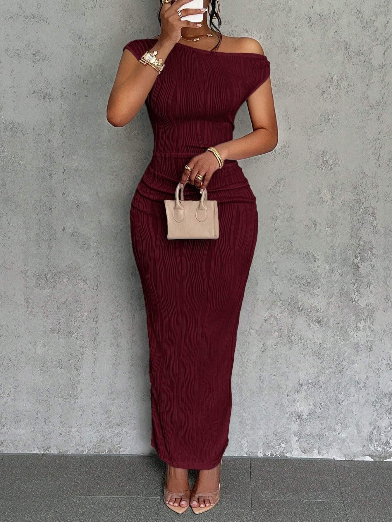 Robe cache-cœur élégante pour femme avec coupe asymétrique et fines côtes par berg-feldt