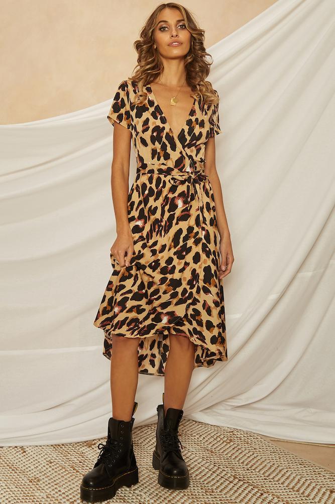 Wickelkleid für Damen mit asymmetrischem Saum und Leo-Print von berg-feldt