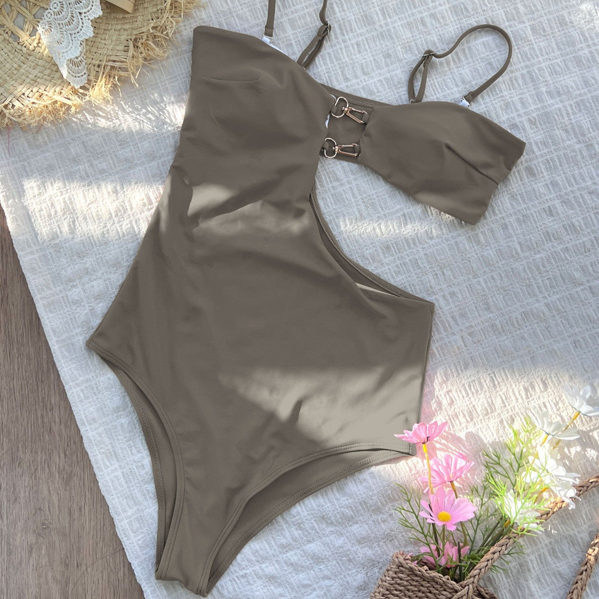Badeanzug für Damen mit asymmetrischem Ausschnitt und stilvollem Ringdetail von berg-feldt
