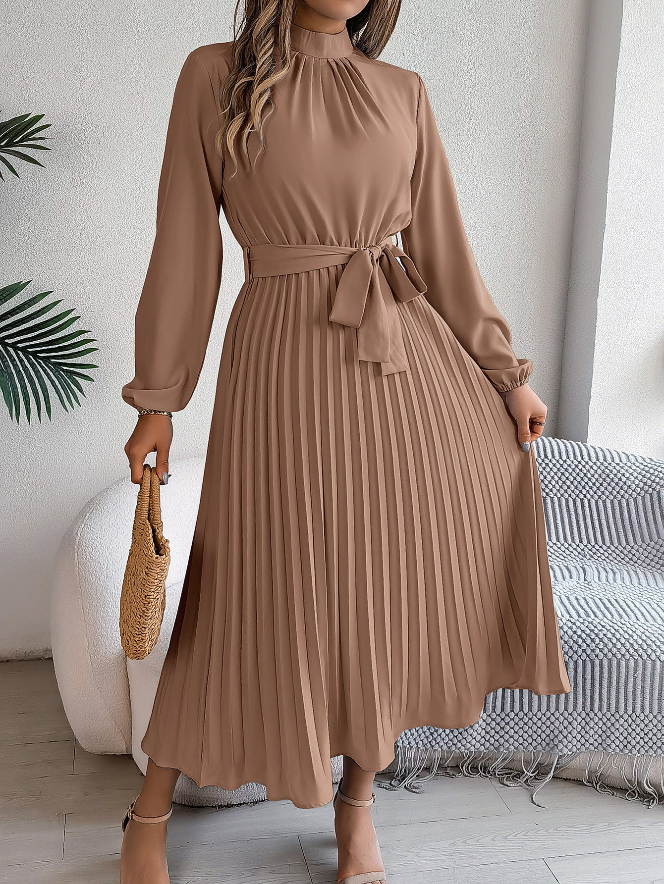 Wickelkleid für Damen mit hohem Kragen und Plissee-Detail von berg-feldt