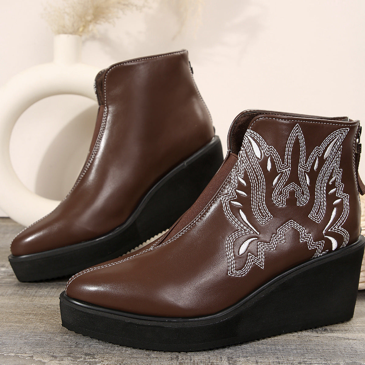 Elegante Damen-Stiefeletten mit Keilabsatz und besonderer Stickerei von berg-feldt
