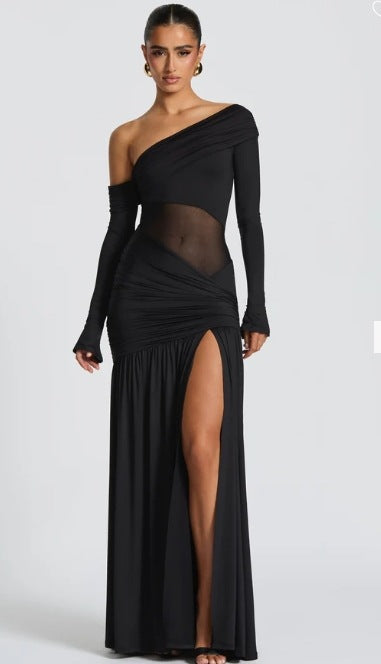 Elegantes asymmetrisches Abendkleid mit langen Ärmeln von berg-feldt
