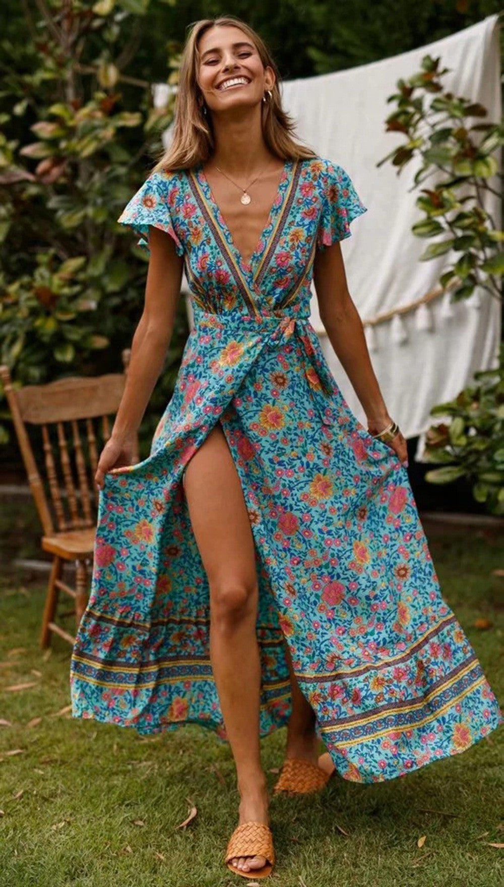 Wickelkleid für Damen: Maxilänge, Blumenmuster, hoher Schlitz, Rüschen von berg-feldt