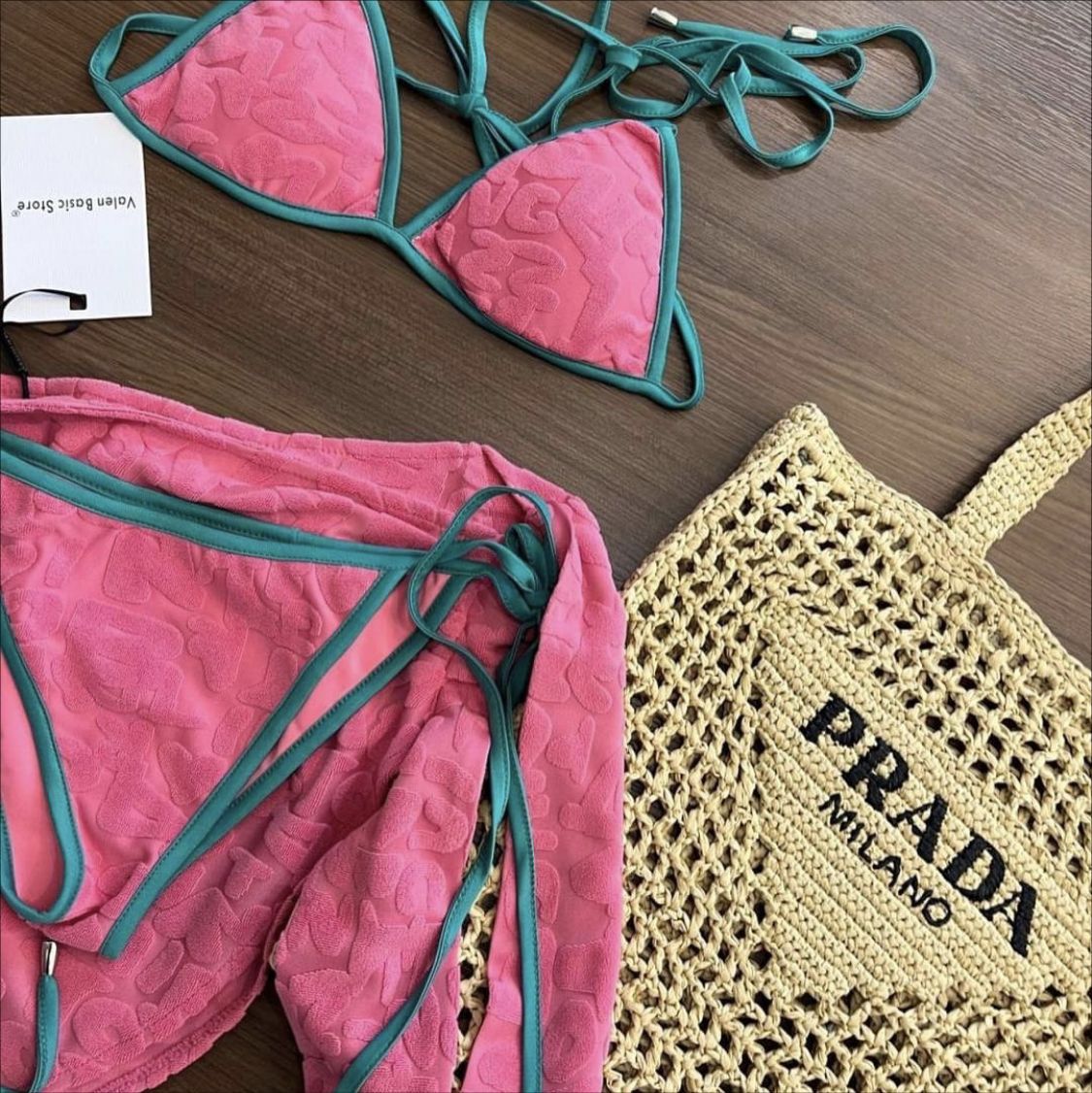 Élégant ensemble de bikini pour femme avec jupe portefeuille et motif ludique de berg-feldt