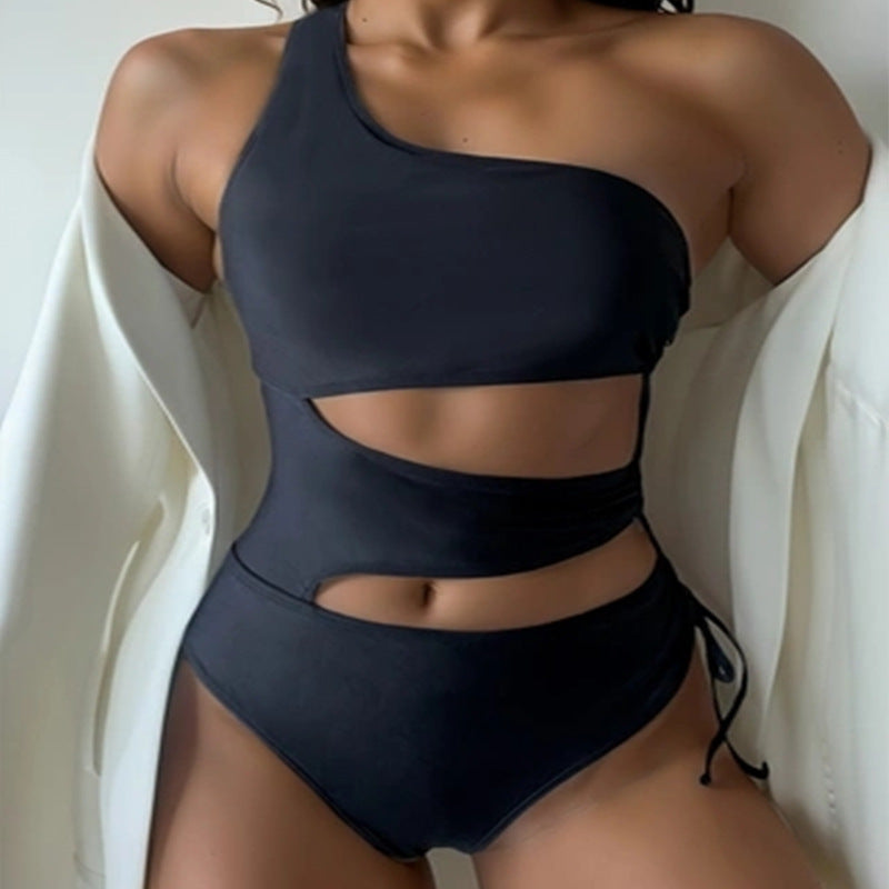 Asymmetrischer Badeanzug für Damen mit innovativem Cut-out-Design von berg-feldt
