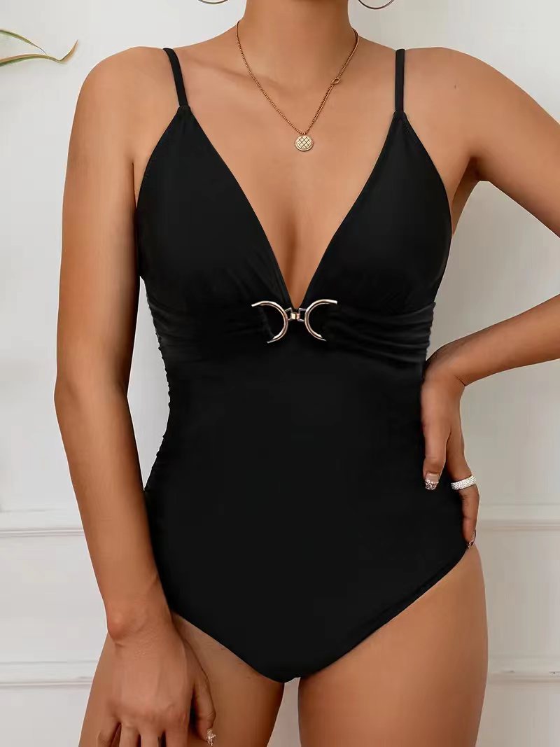 Badeanzug für Damen, tief ausgeschnitten mit raffiniertem Ringdetail von berg-feldt
