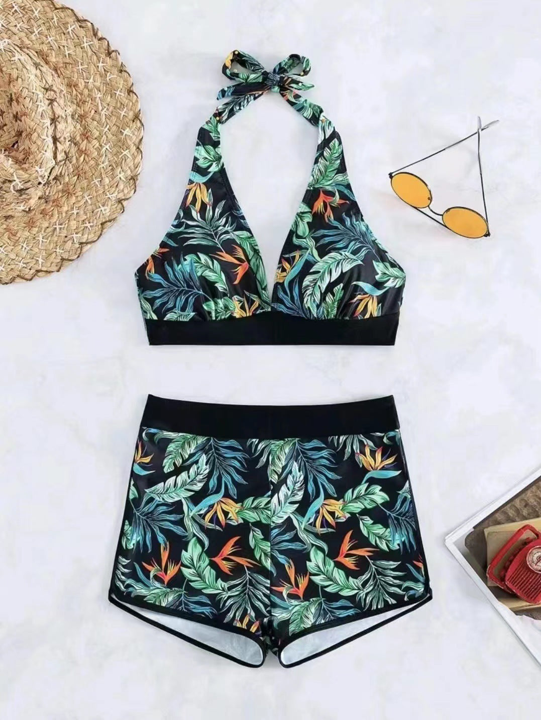 Sportliches Damen Bade-Bikini Oberteil mit tiefem Ausschnitt und Shorts von berg-feldt