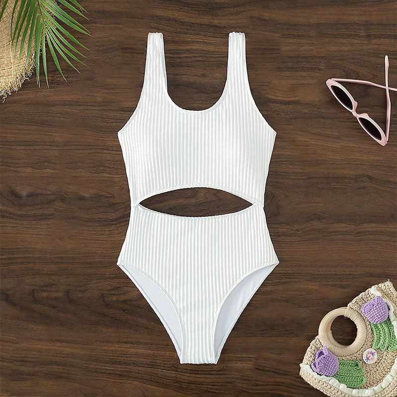 Badeanzug für Damen mit modischem Cut-out und elastischem Rippstoff von berg-feldt