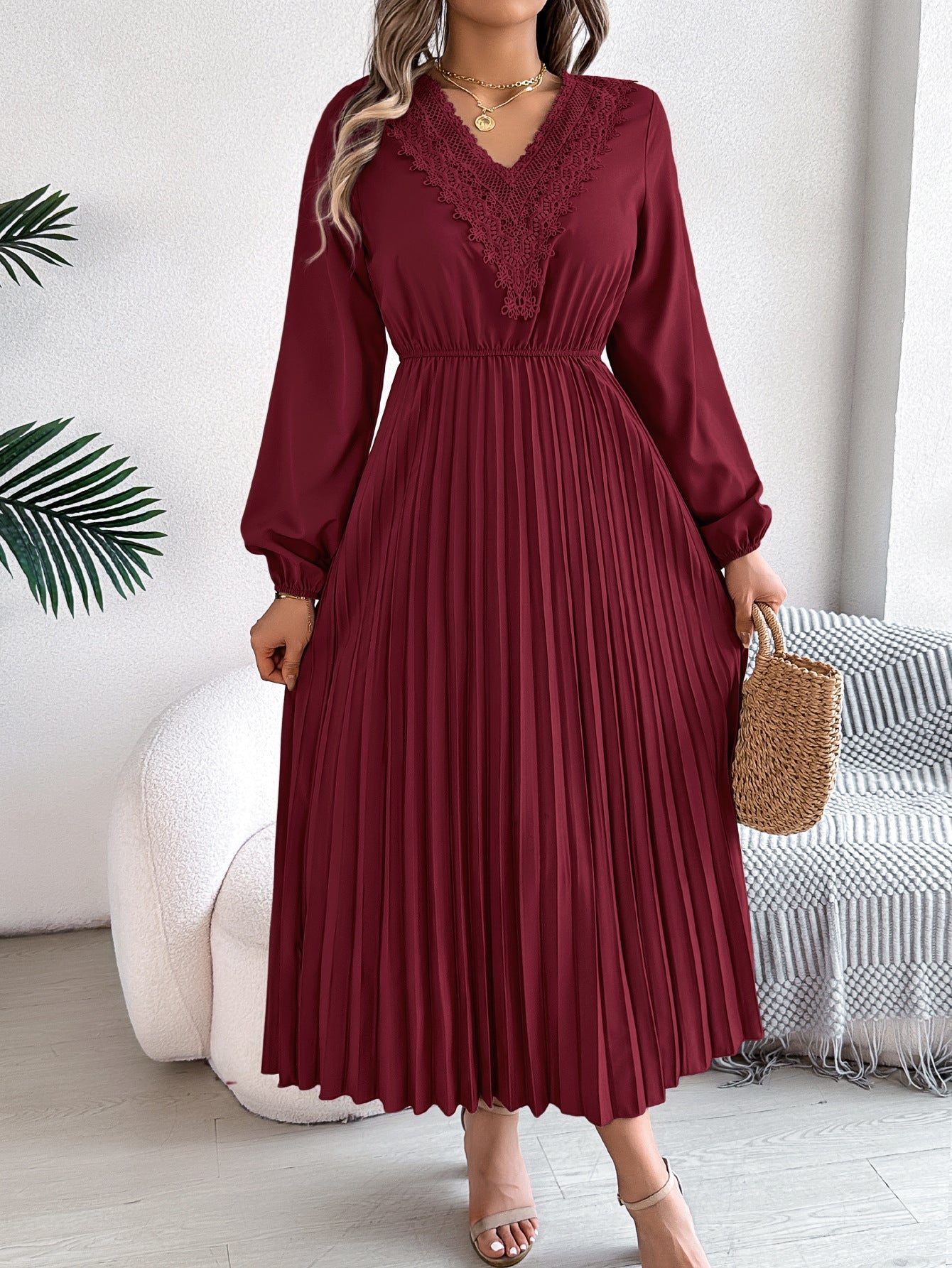 Robe longue élégante à col en V et motif plissé de berg-feldt