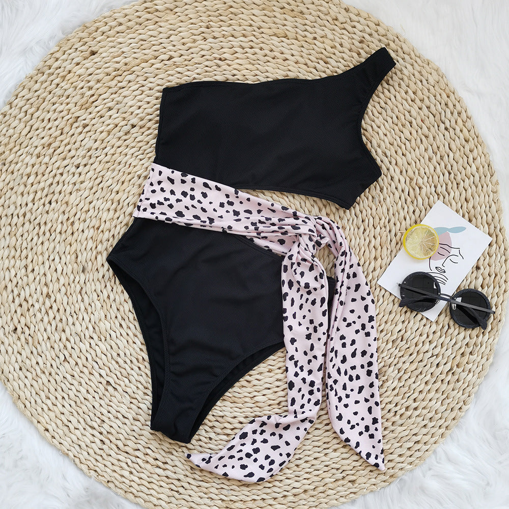 Ensemble de bikini pour femme avec haut asymétrique et ceinture à nouer élégante, par berg-feldt