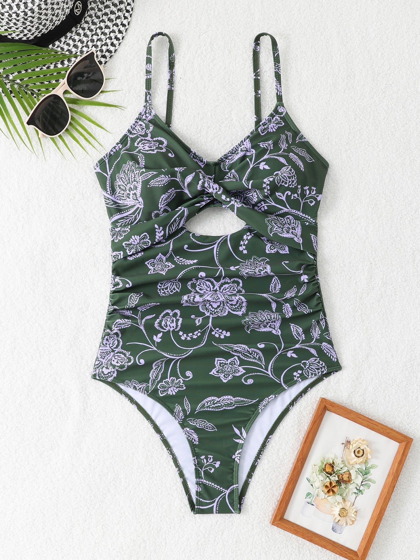 Badeanzug für Damen mit floralem Muster und raffiniertem Cut-out von berg-feldt