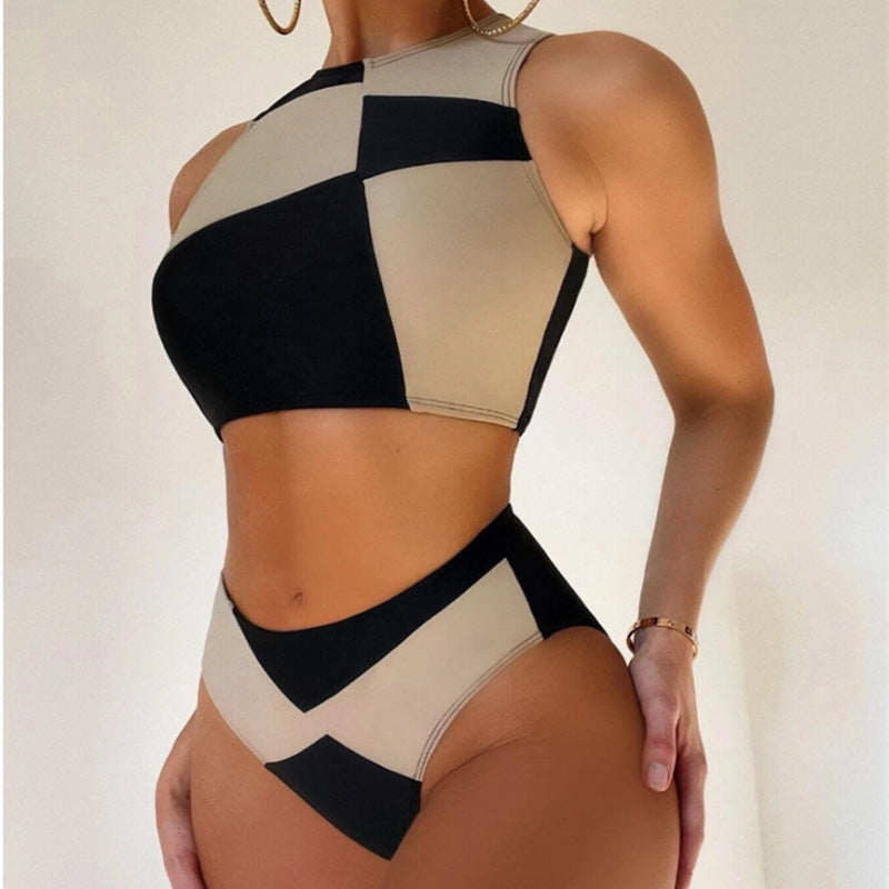 Haut de bikini sportif pour femme avec col montant et découpe tendance de berg-feldt