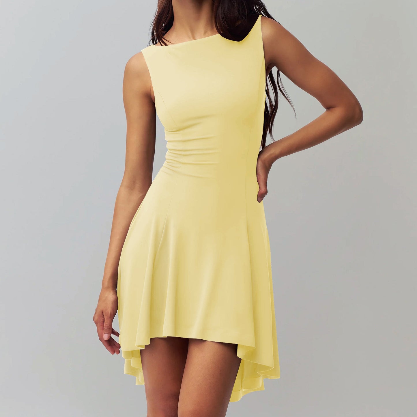 Asymmetrisches Minikleid mit fließendem Rockteil und schmalem Ausschnitt von berg-feldt