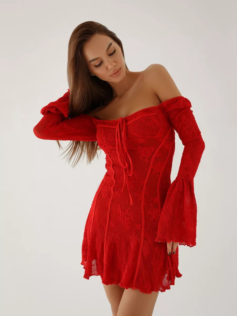 Robe midi élégante pour femme avec empiècements transparents et volants raffinés de berg-feldt