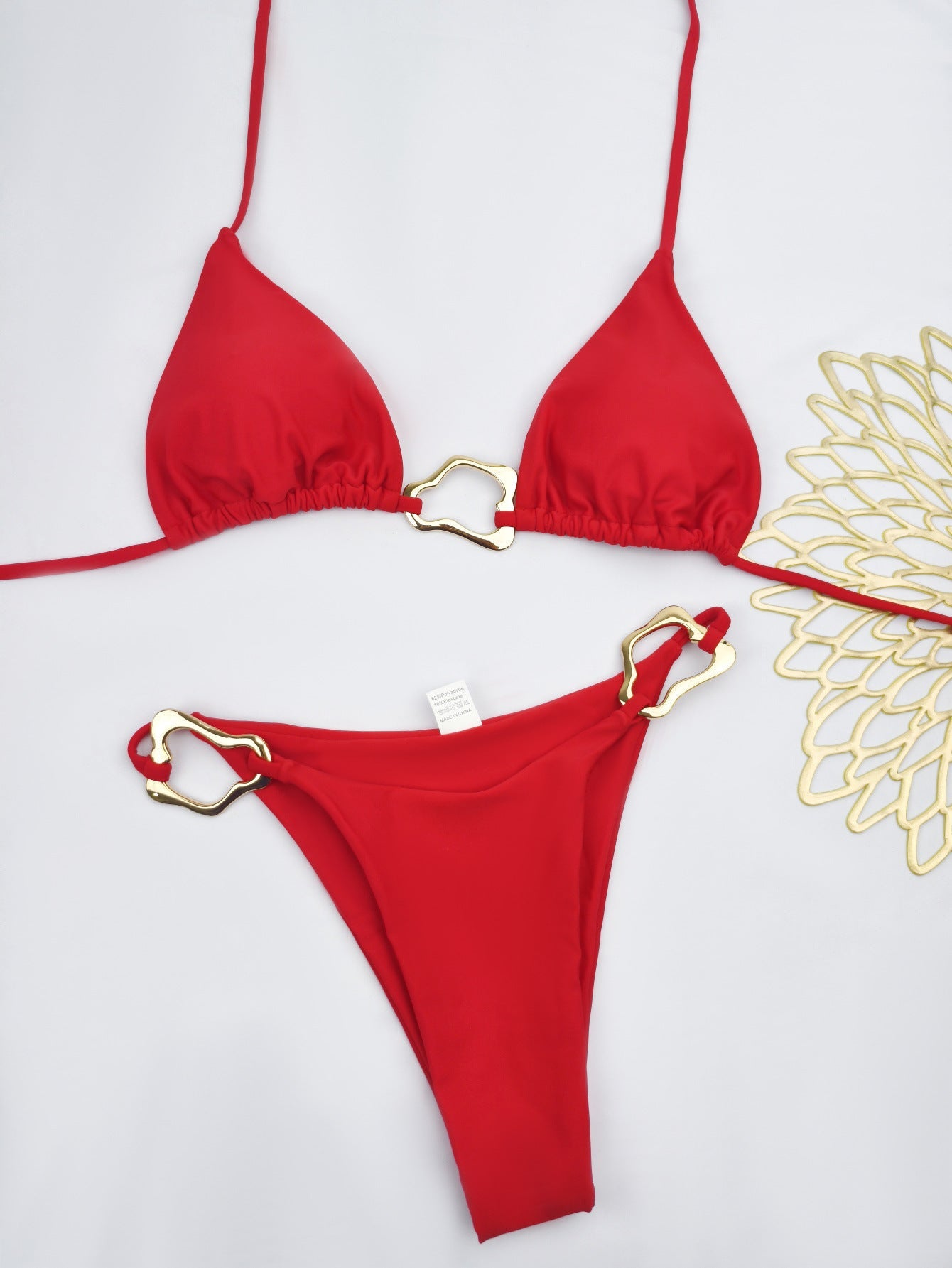 Eleganter Damen-Bikini mit goldenen Details und verstellbaren Trägern von berg-feldt