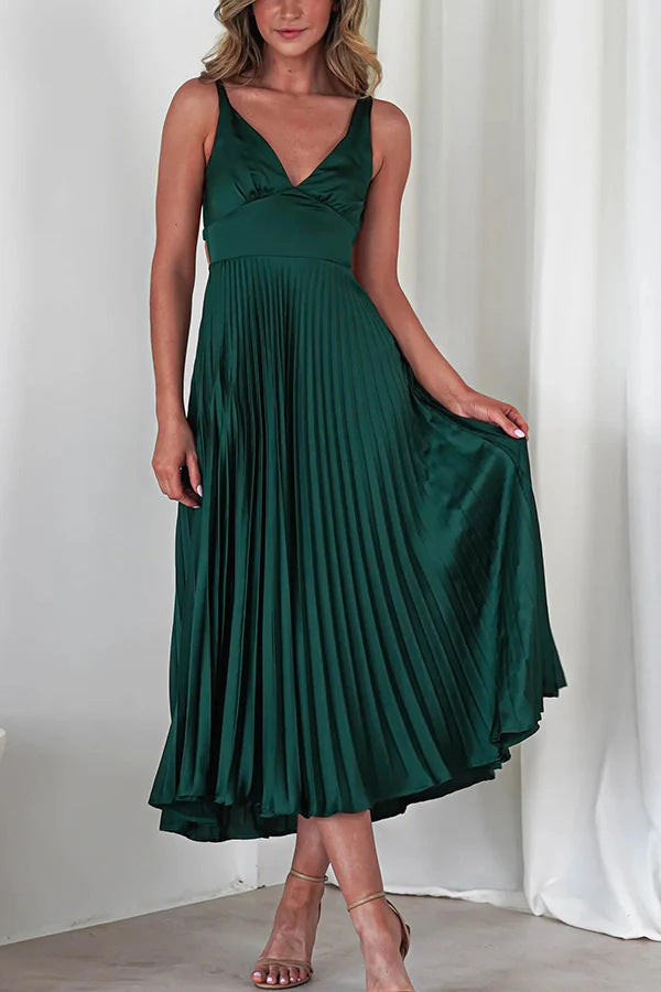 Robe longue élégante avec col en V, plissée et coupe fluide de berg-feldt