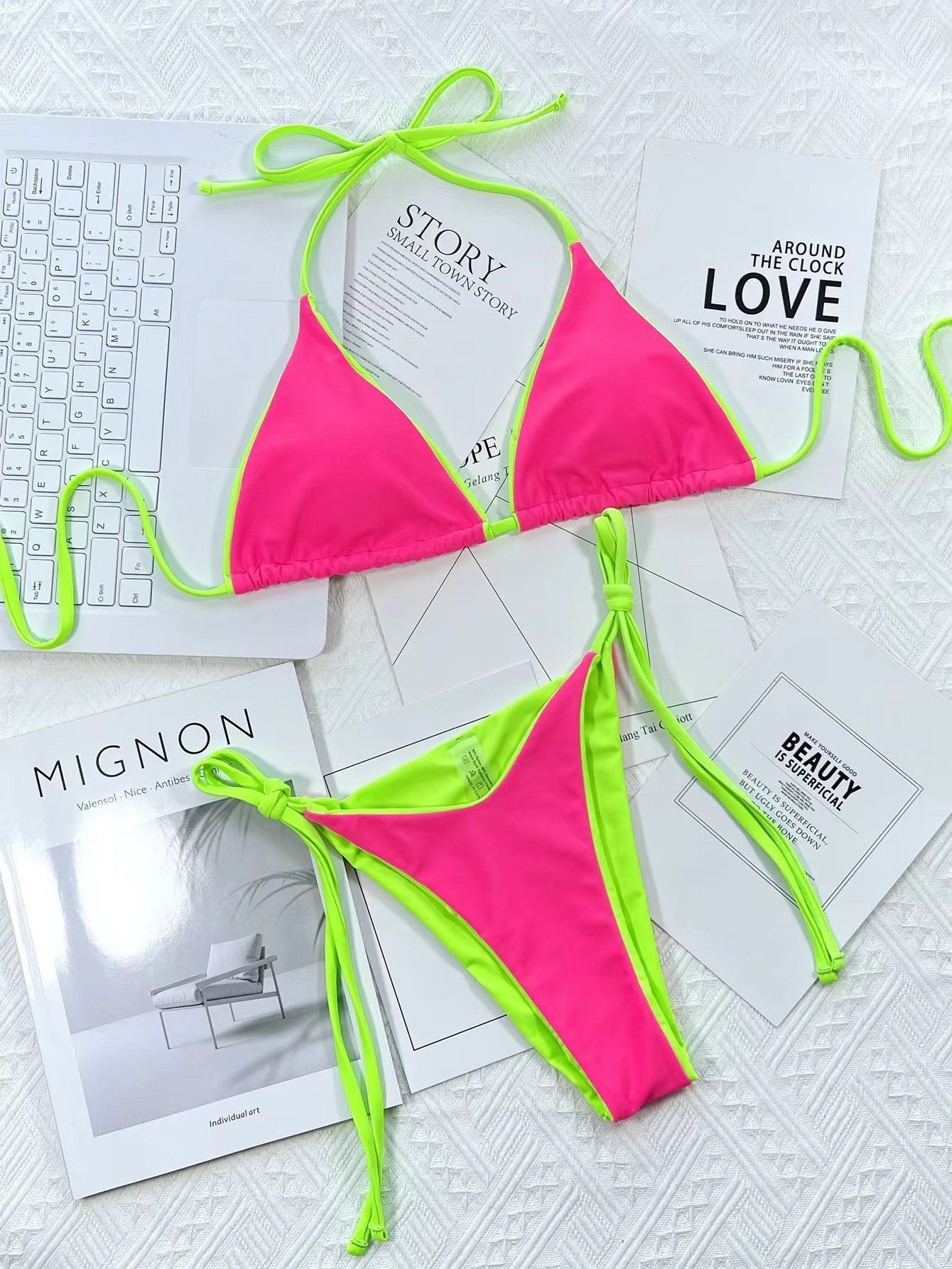 Haut de maillot de bain triangle avec bretelles ajustables et design contrasté de berg-feldt