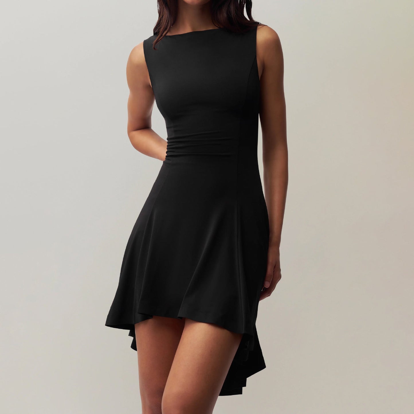 Asymmetrisches Minikleid mit fließendem Rockteil und schmalem Ausschnitt von berg-feldt