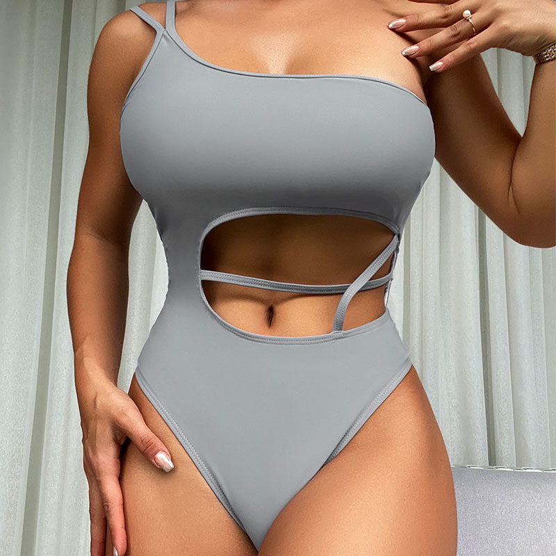Badeanzug für Damen mit modischem Cut-out und asymmetrischem Träger von berg-feldt