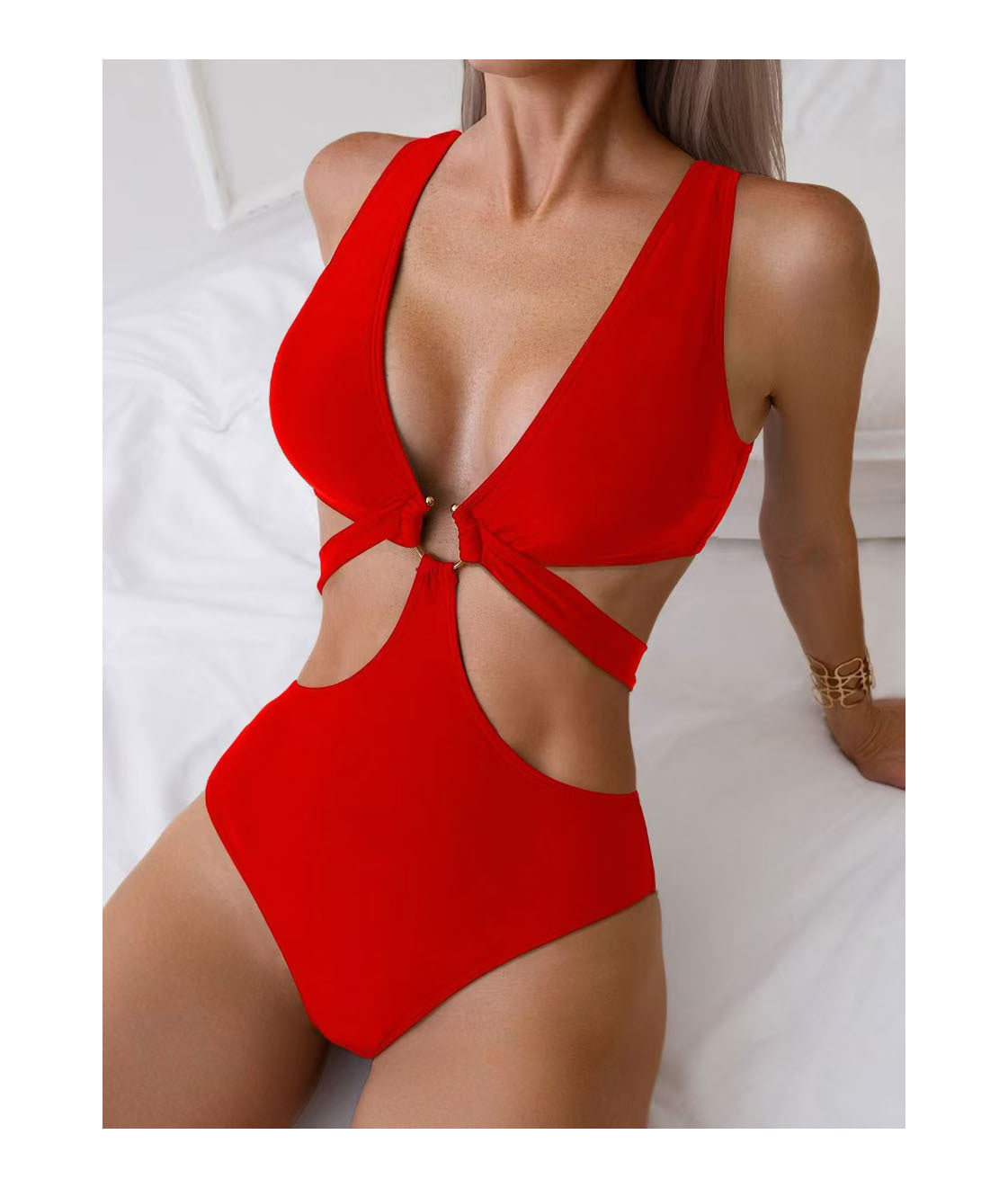 Sportlicher Badeanzug für Damen mit innovativem Cut-out und Knoten-Design von berg-feldt
