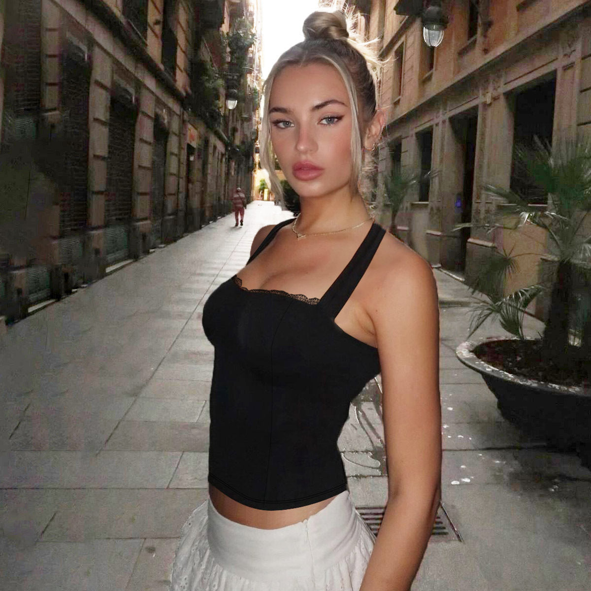 Figurbetontes Damen-Crop-Top mit dezenten Spitzendetails von berg-feldt