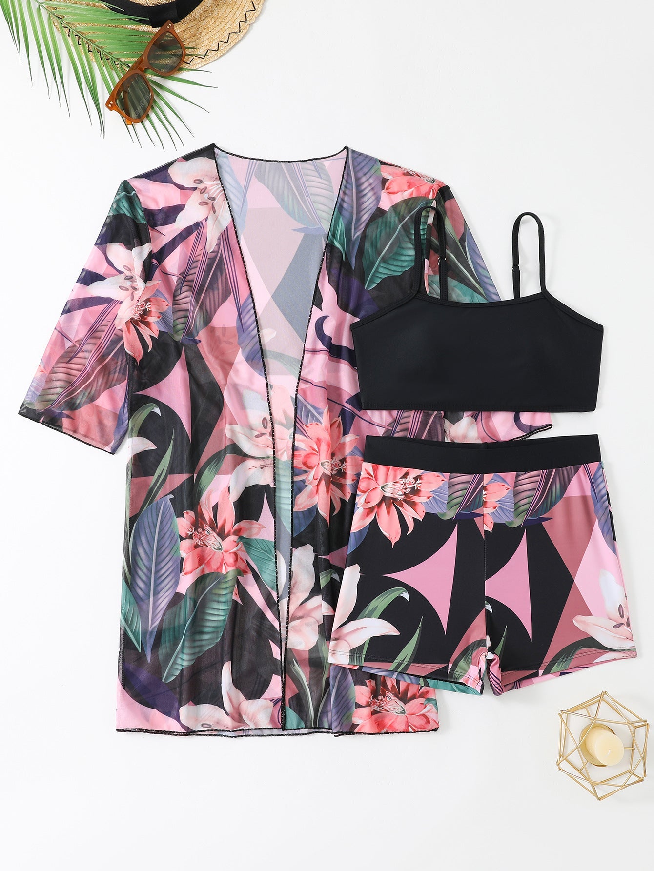 Mode de plage pour femmes : Kimono fleuri et short sportif de berg-feldt
