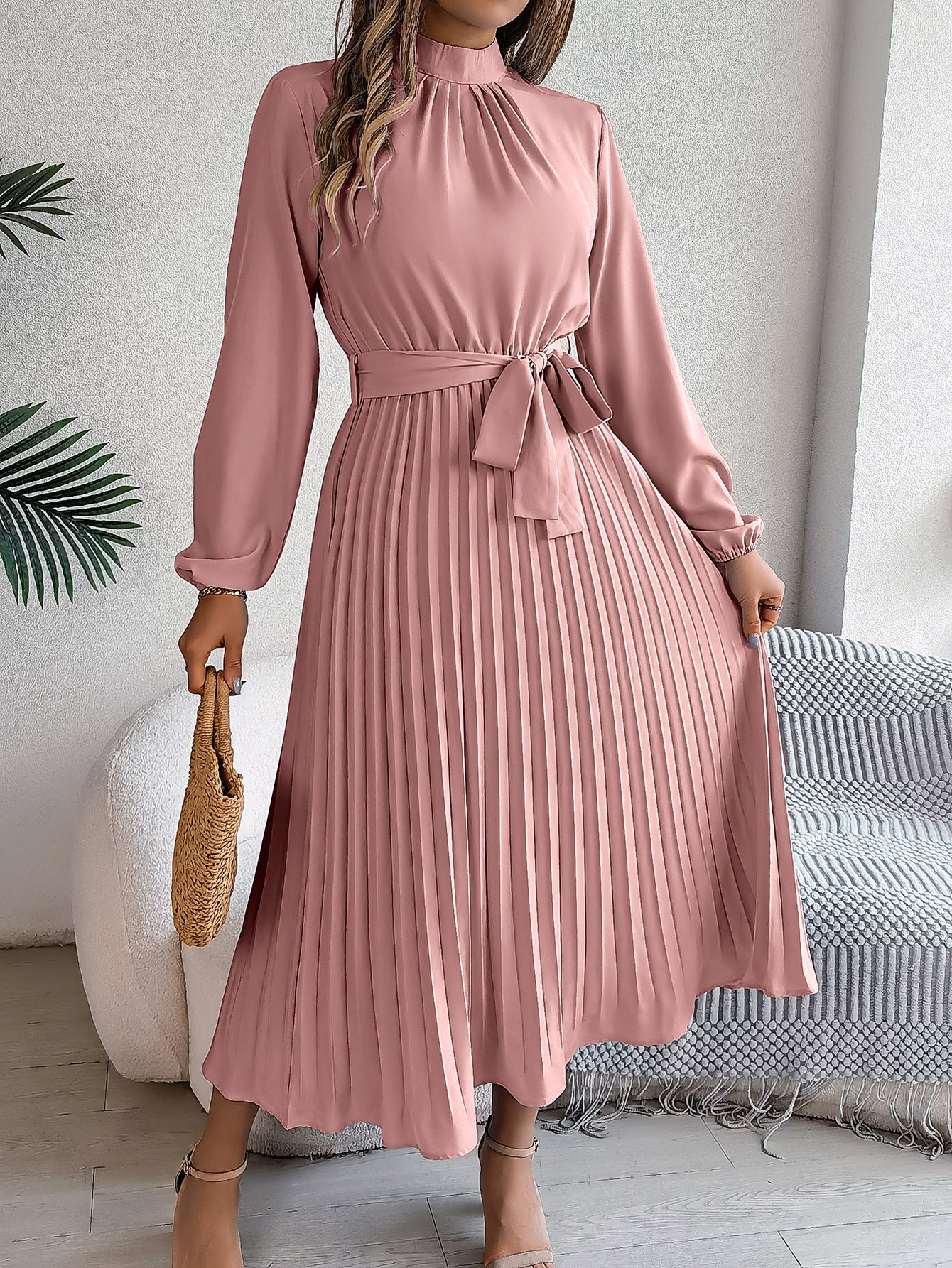 Wickelkleid für Damen mit hohem Kragen und Plissee-Detail von berg-feldt