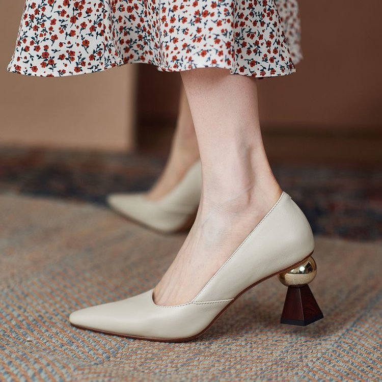 Elegante Damenschuhe mit Spitzzeh, Absatz und geometrischem Trendabsatz von berg-feldt