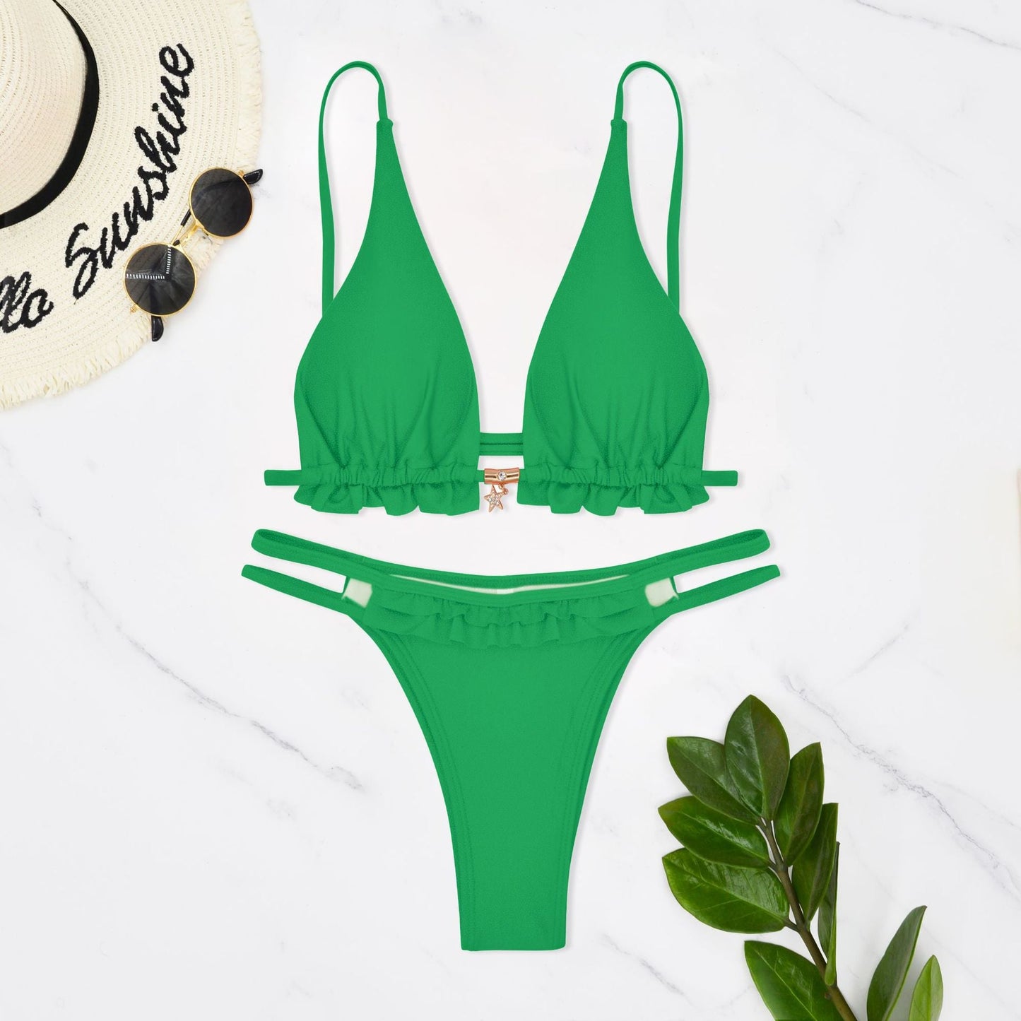 Zweiteiliger Damen-Bikini mit Rüschen, verstellbaren Trägern und goldenen Akzenten von berg-feldt