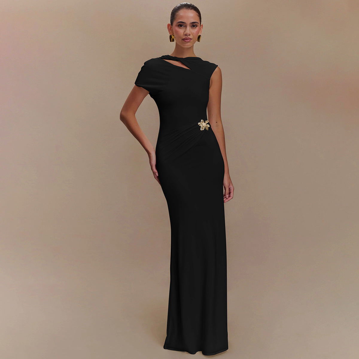 Élégante robe longue pour femme avec des découpes sophistiquées et des éléments smockés de berg-feldt