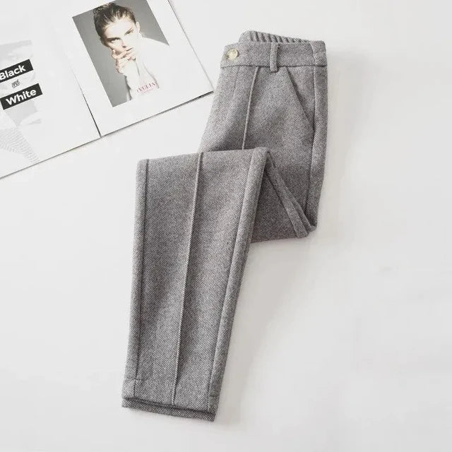 Pantalon en laine pour l'été - un design moderne signé Gisela