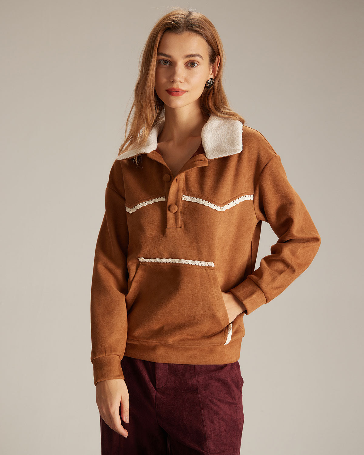 Braun Wildleder Sweatshirt mit umgekehrten Knöpfen von Fudus
- Krohn-e