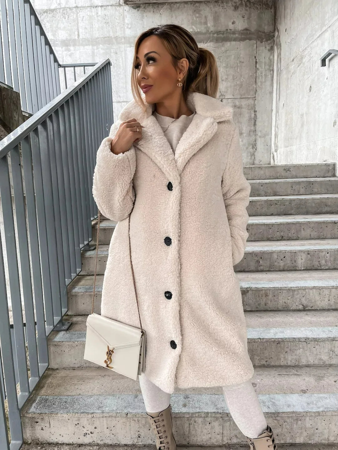 Berg-Feldt | Fell-Trenchcoat - stilvolle lange Damenoberbekleidung