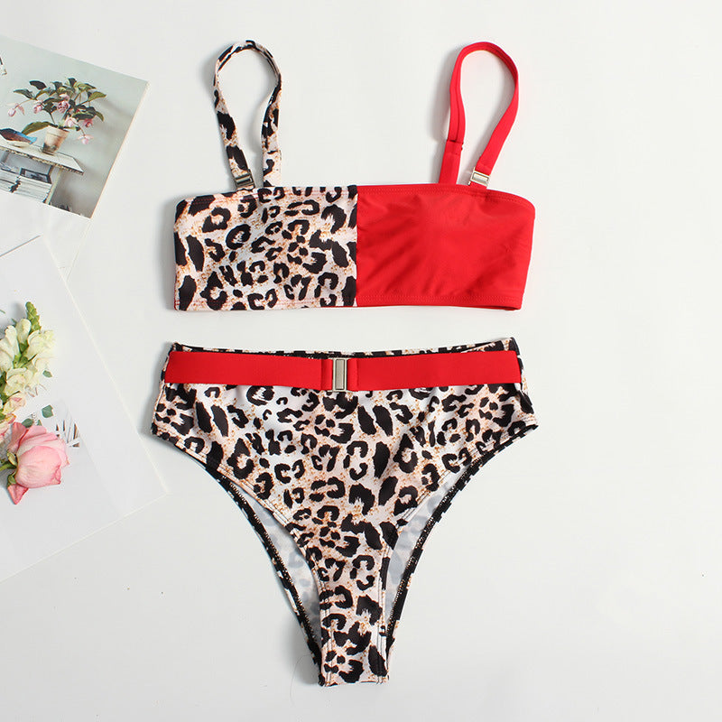 Maillot de bain deux pièces moderne pour femme avec imprimé animalier accrocheur et contraste de couleurs de berg-feldt